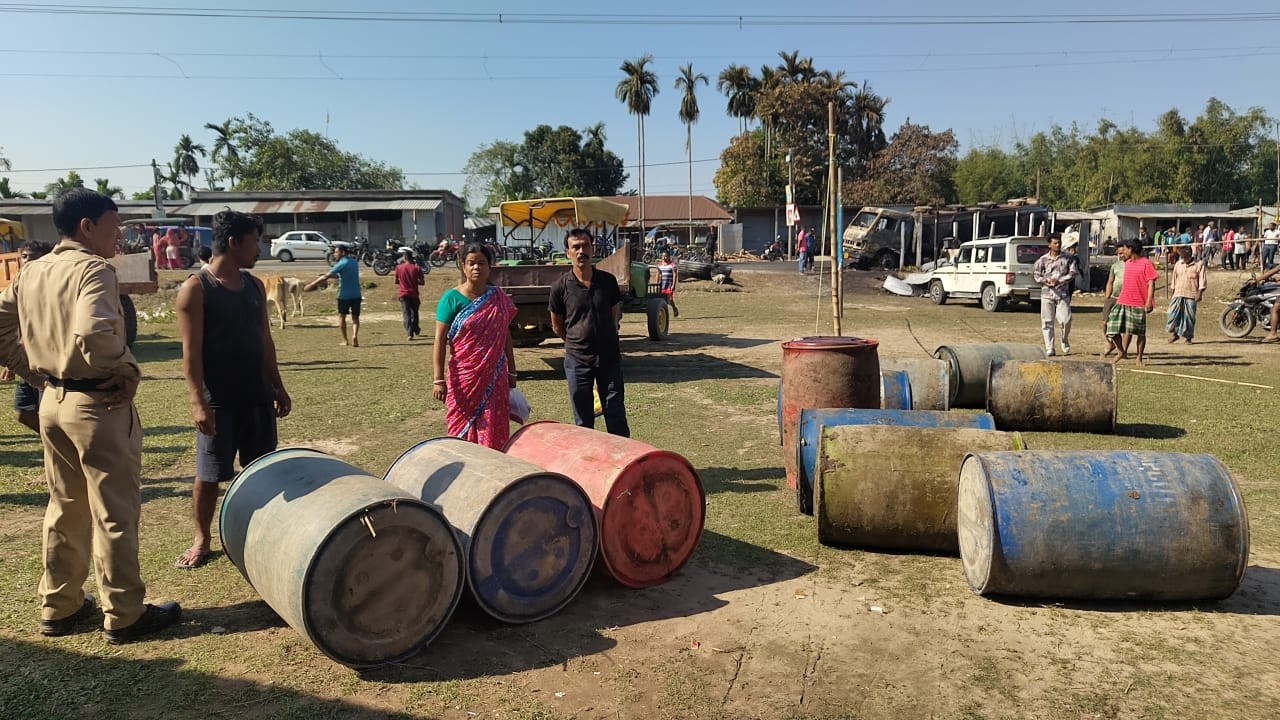 পুকুর থেকে উদ্ধার বিপুল পরিমাণে ড্রাম , অবৈধ কারবারে আতঙ্ক এলাকা জুড়ে