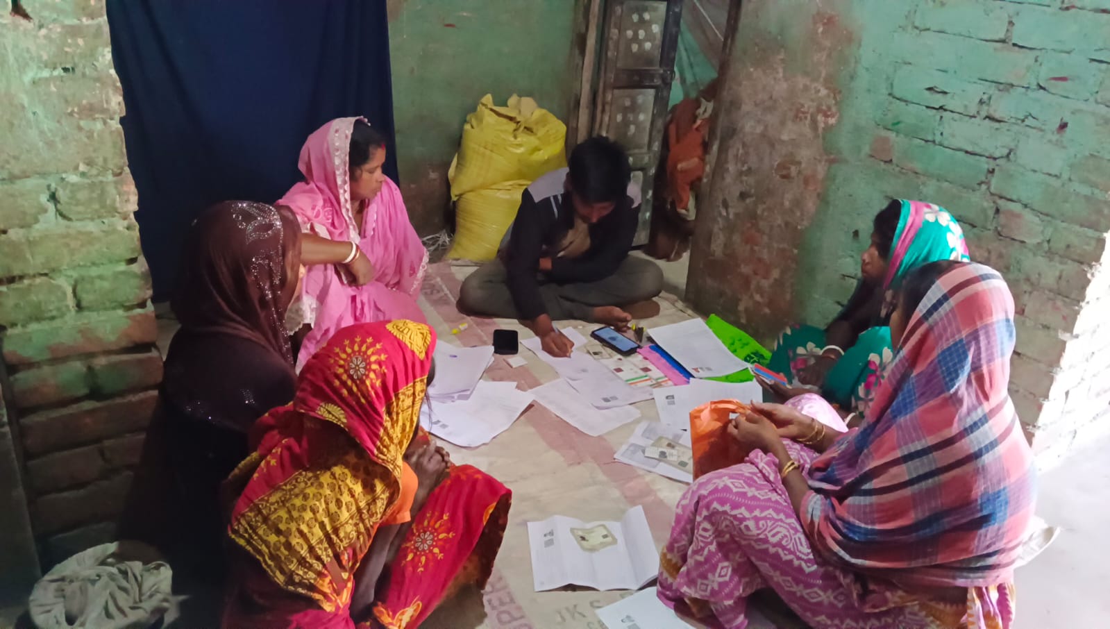 শিক্ষার অভাবে SIR ফর্ম পূরণে বাঁধা , দিনমজুরদের একমাত্র ভরসা পঞ্চায়েত সদস্য