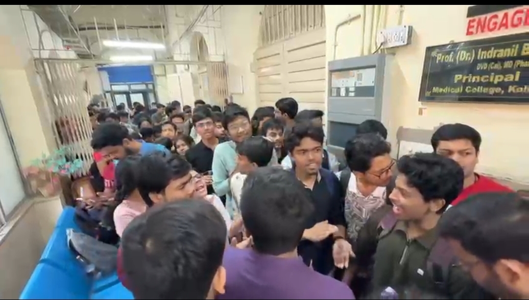 মেডিক্যাল কলেজে অধ্যাপকের বিরুদ্ধে শ্লীলতাহানির অভিযোগ , বিক্ষোভ ছাত্রছাত্রীদের