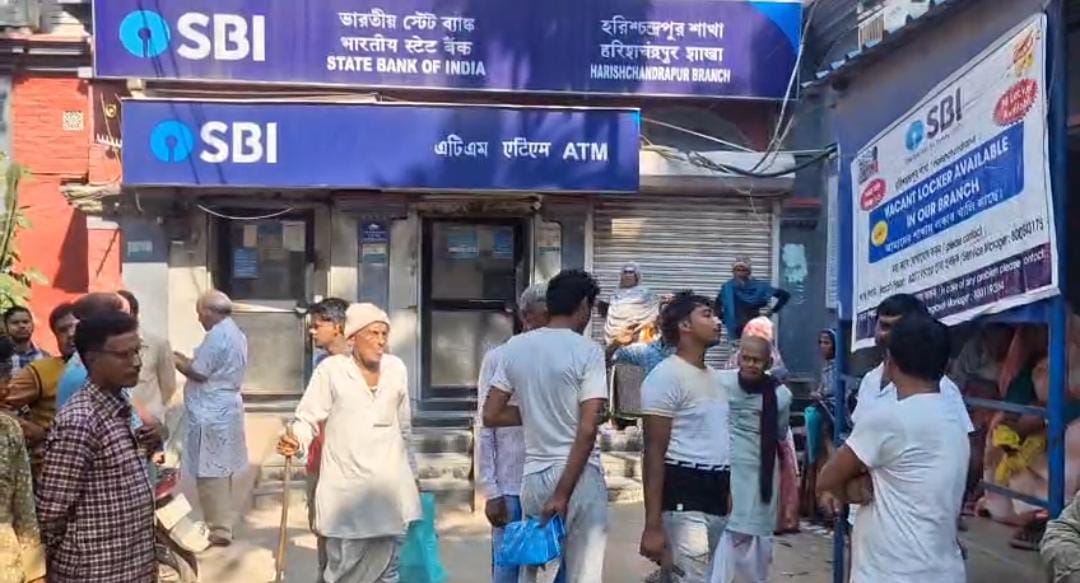 ম্যানেজার না আসায় বন্ধ ব্যাংক , মাতাল ডিজে সিংয়ের বিরুদ্ধে বিক্ষোভের গান বাজনা গ্রাহকদের