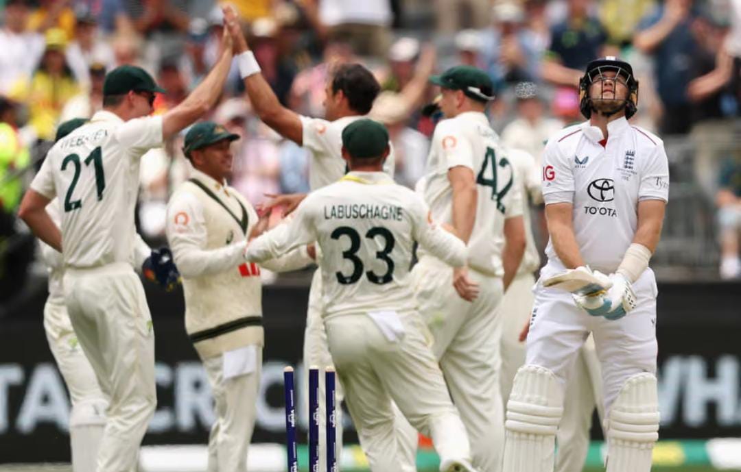 টেস্ট সিরিজ , অজি বোলারদের ঝড়ে ১৬৪ রানে থামল ইংল্যান্ড , ২০৫ রানের লক্ষ্যে নেমেছে অস্ট্রেলিয়া