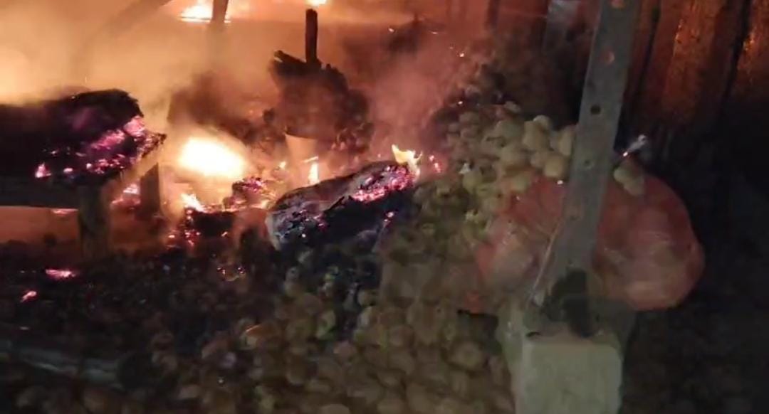 বড়বাজারে ভয়াবহ অগ্নিকাণ্ড , লক্ষাধিক টাকার ক্ষয়ক্ষতি ব্যবসায়ীদের