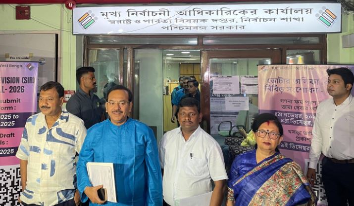 কমিশন বিজেপির বি টিম হিসেবে কাজ করছে , সিইও দফতরে অভিযোগ তৃণমূলের প্রতিনিধি দলের