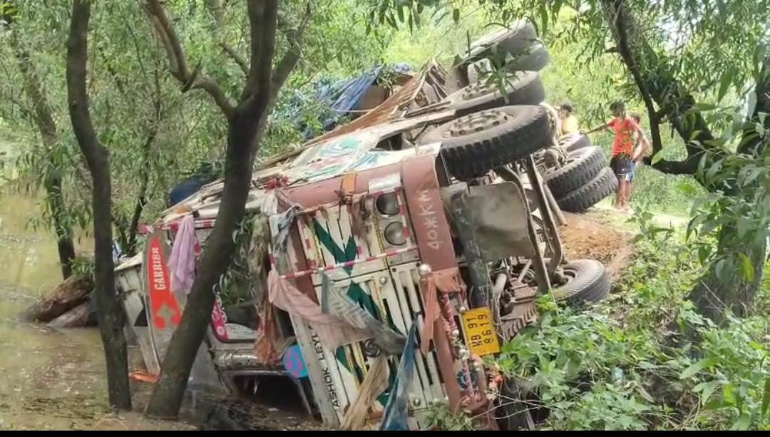 নিয়ন্ত্রণ হারিয়ে পুকুরে পড়ে যায় কাঠ বোঝাই লরি, বিপুল ক্ষতির আশঙ্কা মালিকের
