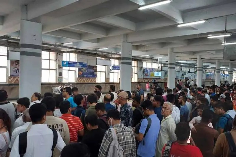 ফের আত্মহত্যার চেষ্টা মেট্রোয়,  এমজি রোড স্টেশনে ঝাঁপে বিপর্যস্ত ব্লু লাইন পরিষেবা