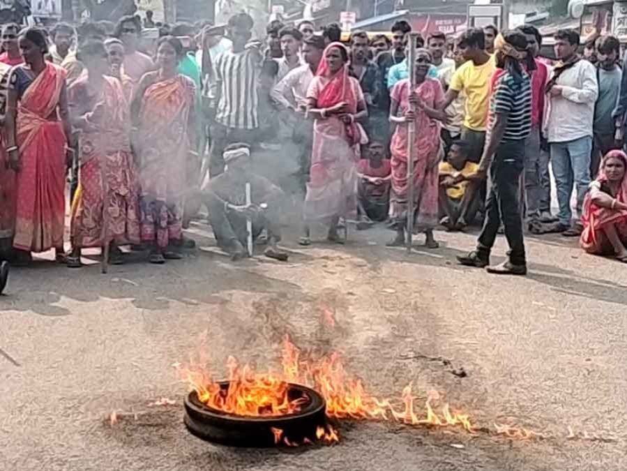 পুলিশ কোয়ার্টারে টাকা চুরি সন্দেহে যুবককে বেধড়ক মার , রানিবাঁধে বিক্ষোভ স্থানীয়দের