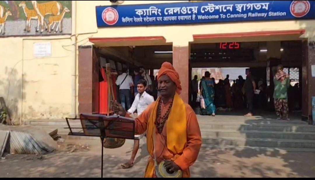 SIR ফর্ম নিয়ে আতঙ্ক নয় , সচেতনতার বার্তা নিয়ে পথে শিল্পী স্বপন দত্ত বাউল