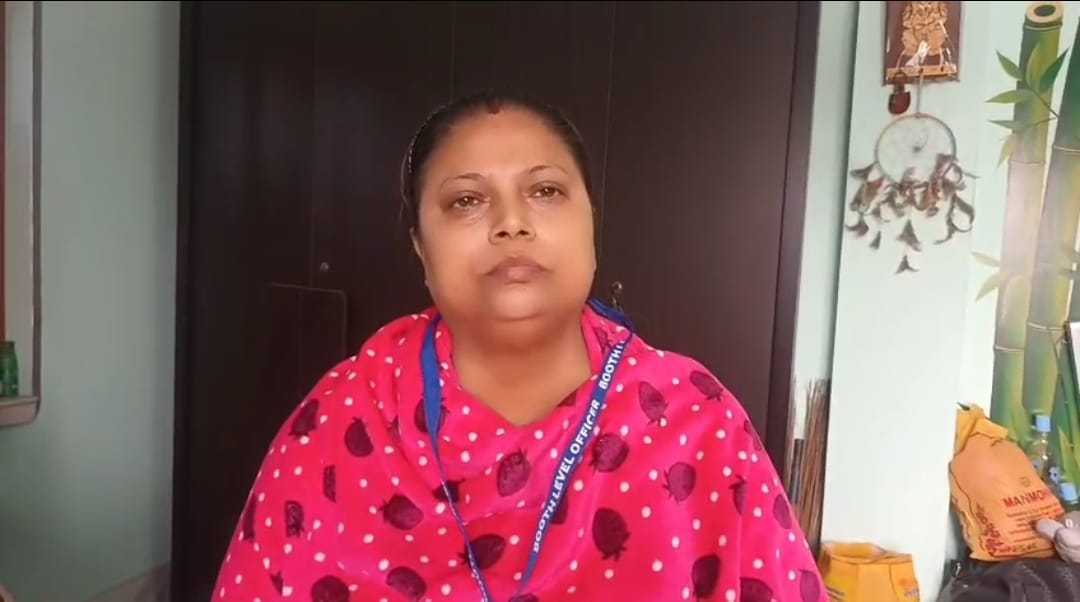 SIR এর চাপে কান্নায় ভেঙে পড়লেন পান্ডুয়ার BLO সুমিতা , সমাজ মাধ্যমে ভাইরাল ভিডিও