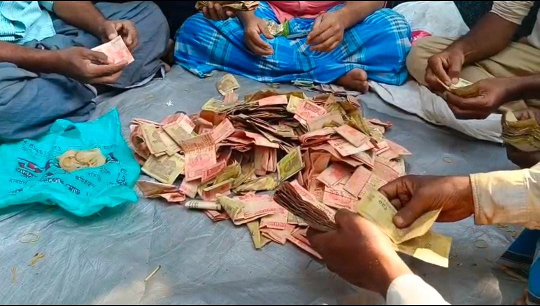 মাটি খুঁড়তেই বেরোলো গুপ্তধন , দীনহীন ভিক্ষুকের ঘর থেকে উদ্ধার লক্ষ লক্ষ টাকা