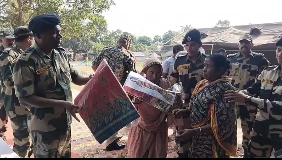 প্রাইমারি স্কুলে বিএসএফের অ্যাকশন , চললো লুঙ্গি বিতরণ