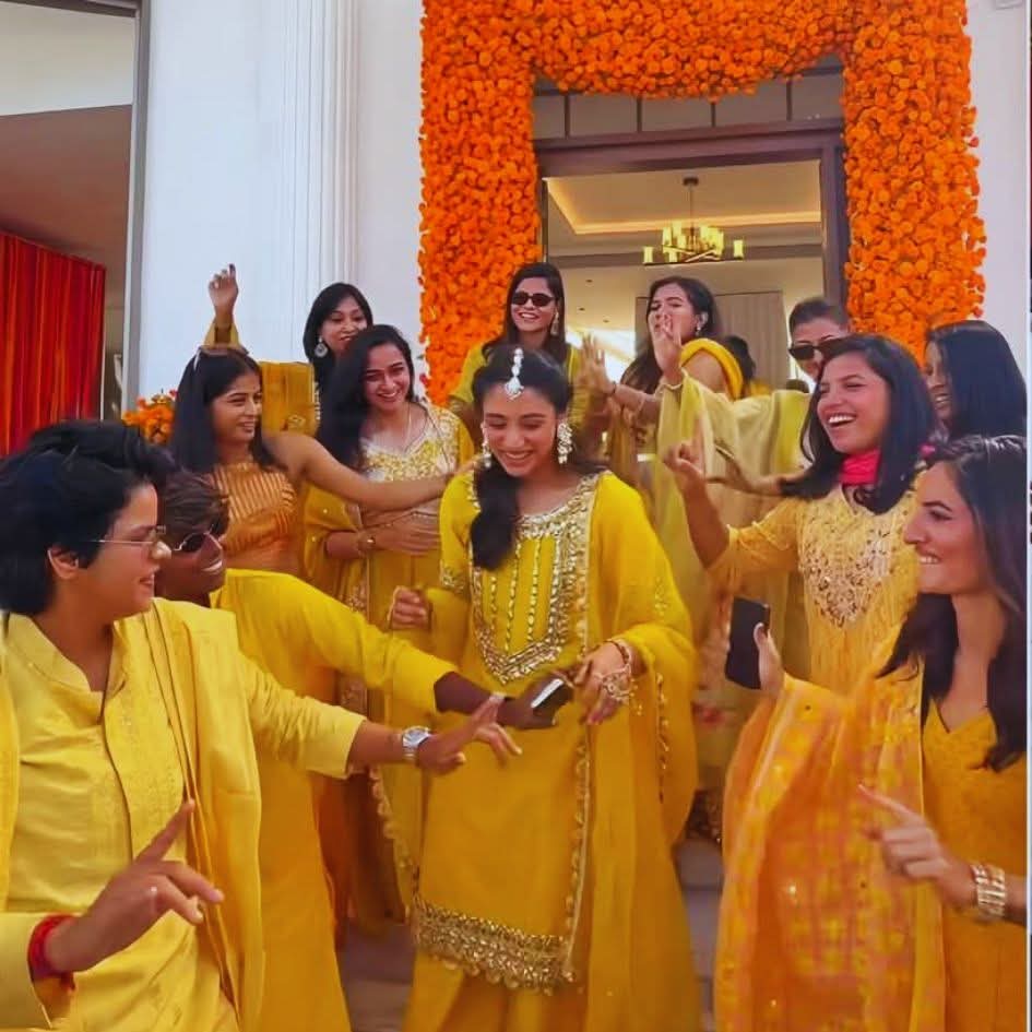 বিয়ের সকালে উৎসবের আমেজ , গায়ে হলুদে সতীর্থদের সঙ্গে পা মেলালেন স্মৃতি