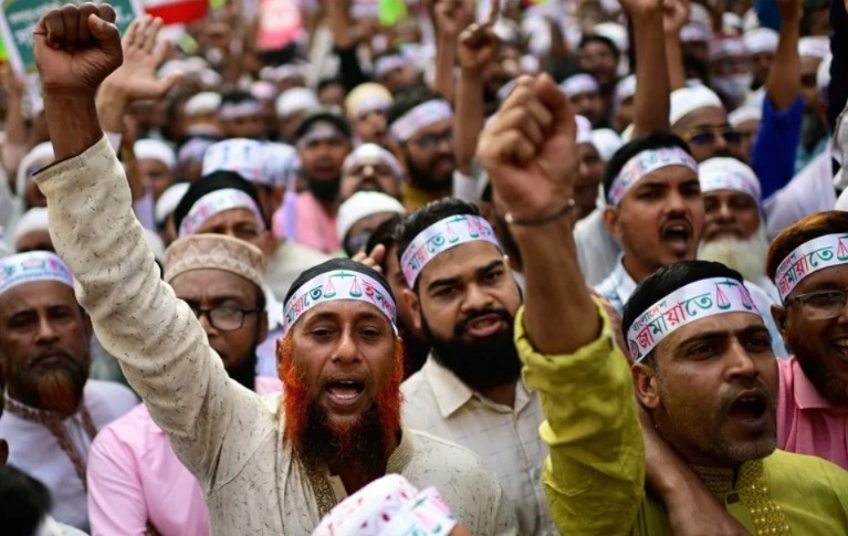 বাংলাদেশ জামাত-রাজ! প্রশাসন-সরকারি অফিসারদের পকেটে রাখার হুমকি