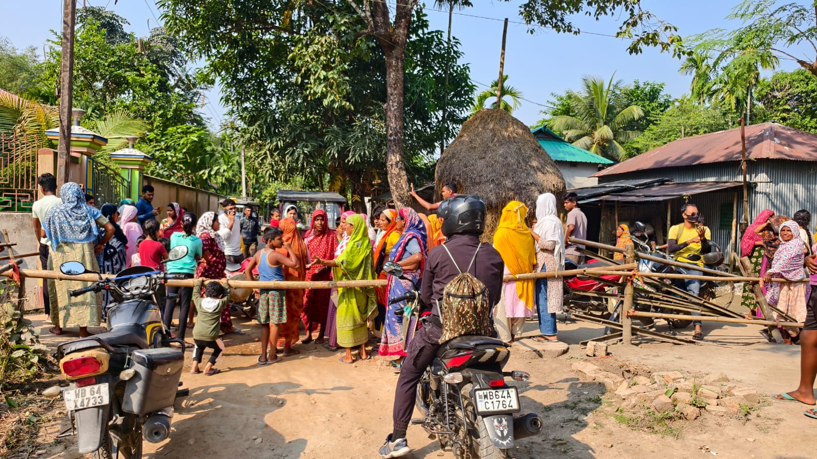 খাপাইডাঙায়  তালিকা থেকে বাদ বৈধ ভোটারের নাম , রাস্তায় বিক্ষোভ কোচবিহারবাসীর
