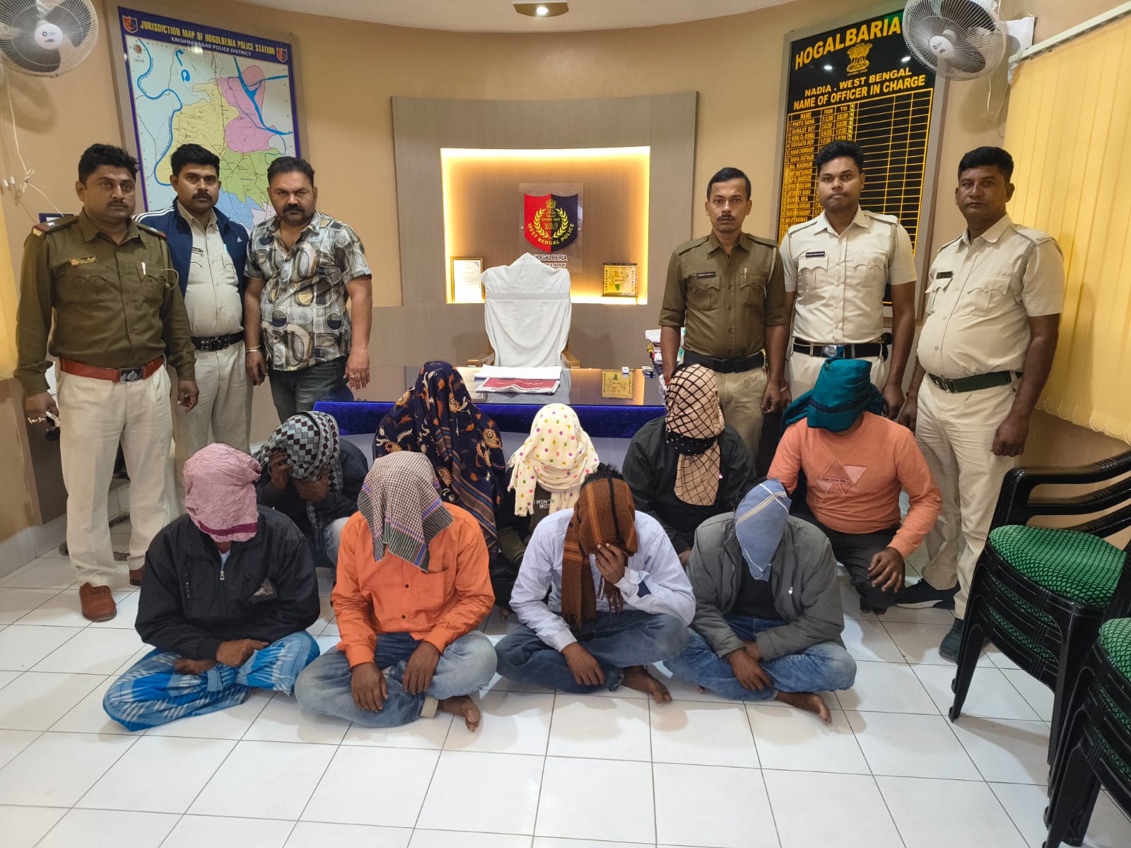 মধ্যরাতে জুয়ার আসরে পুলিশের হানা , গ্রেফতার ৯