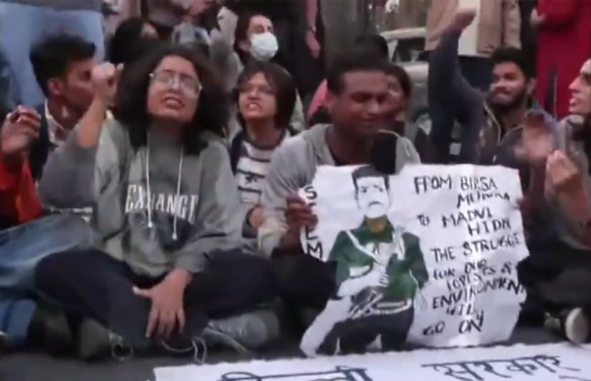 দূষণের বিরুদ্ধে বিক্ষোভ দিল্লিতে, কুখ্যাত মাও নেতা মাদভি হিদমার সমর্থনে পোস্টার, আটক ২০