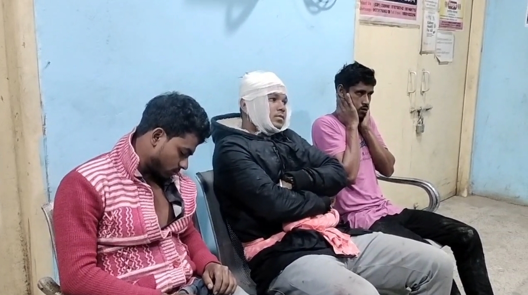 আগরতলায় বালি মাফিয়ার দৌরাত্ম্য , গাড়ি আটক ক্ষুব্ধ জনতার