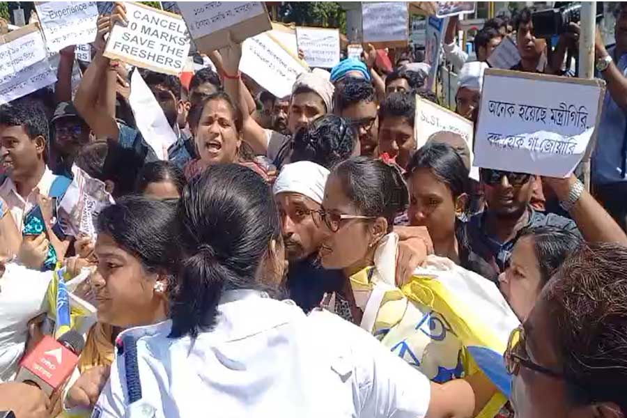 SLST নিয়োগ বিক্ষোভে উত্তপ্ত রাজপথ , পুলিশের সঙ্গে সংঘর্ষ চাকরিপ্রার্থীদের