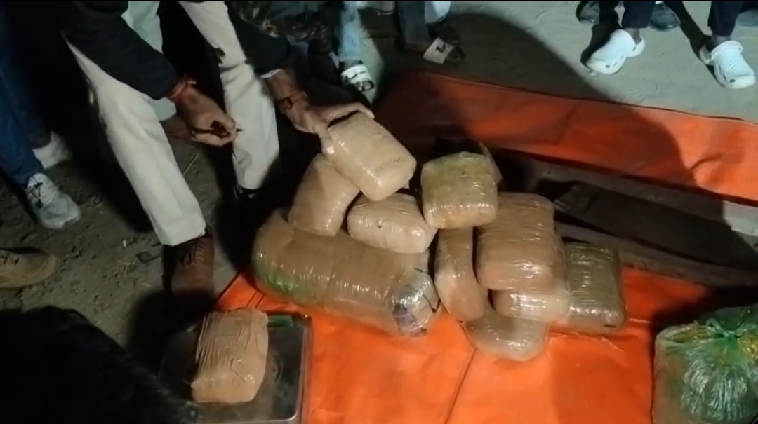 অন্ধকার নামতেই কেজি কেজি গাঁজা পাচারের চেষ্টা , গ্রেফতার ৪