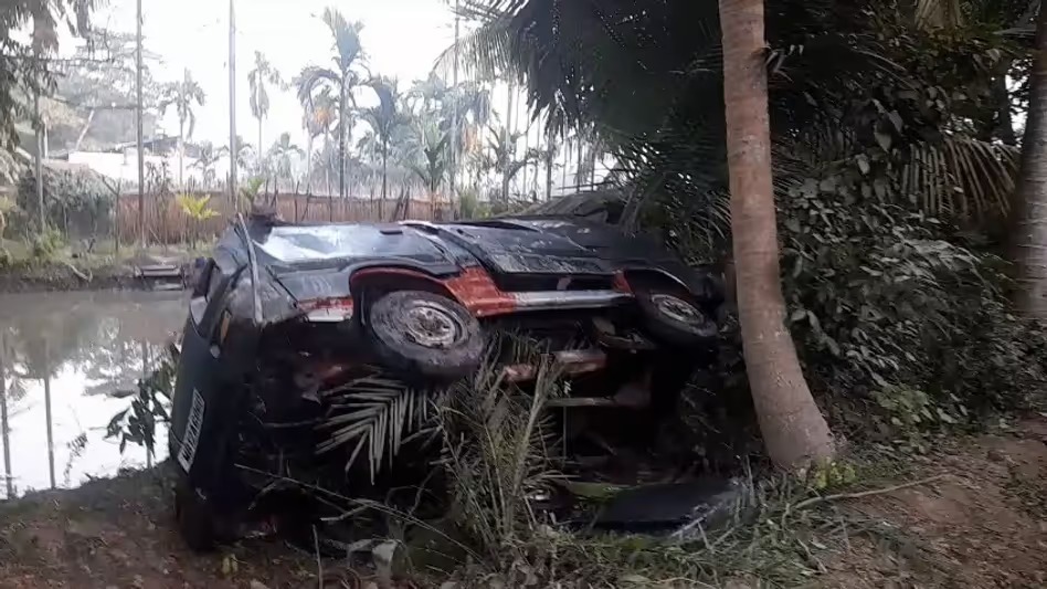 উলুবেড়িয়ার রাস্তায় মর্মান্তিক বিপর্যয় , নিয়ন্ত্রণ হারিয়ে পুকুরে স্কুল গাড়ি, মৃত ৩ পড়ুয়া