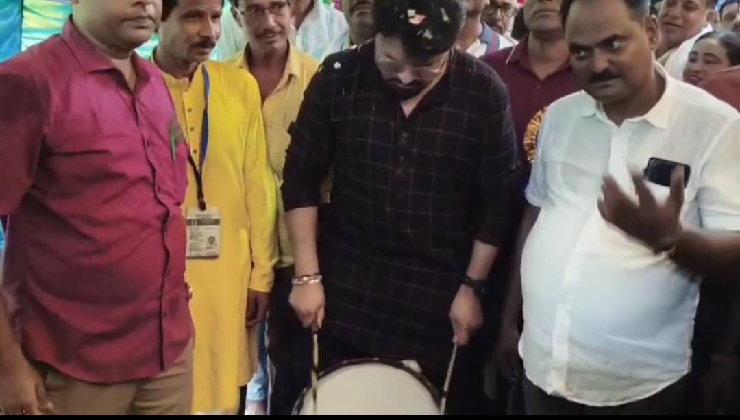 ঢাকের তালে ও গান গেয়ে আমাদের পাড়া, আমাদের সমাধান শিবিরের মঞ্চ মাতালেন বাবুল