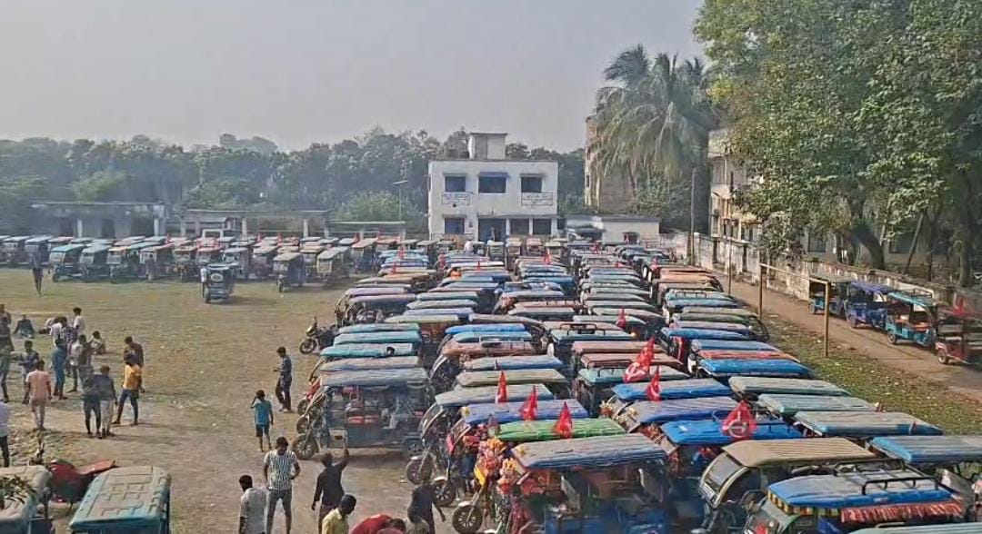 রেজিস্ট্রেশনের নামে বিপুল টাকা আত্মসাৎ করার অভিযোগ , রাজ্য সরকারের বিরুদ্ধে ক্ষোভ প্রকাশ টোটো চালকদের