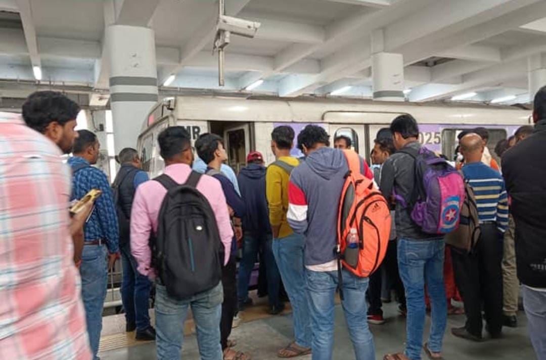 দমদম স্টেশনে মেট্রোলাইনে ঝাঁপ , ব্যাহত পরিষেবা , চরম ভোগান্তি যাত্রীদের
