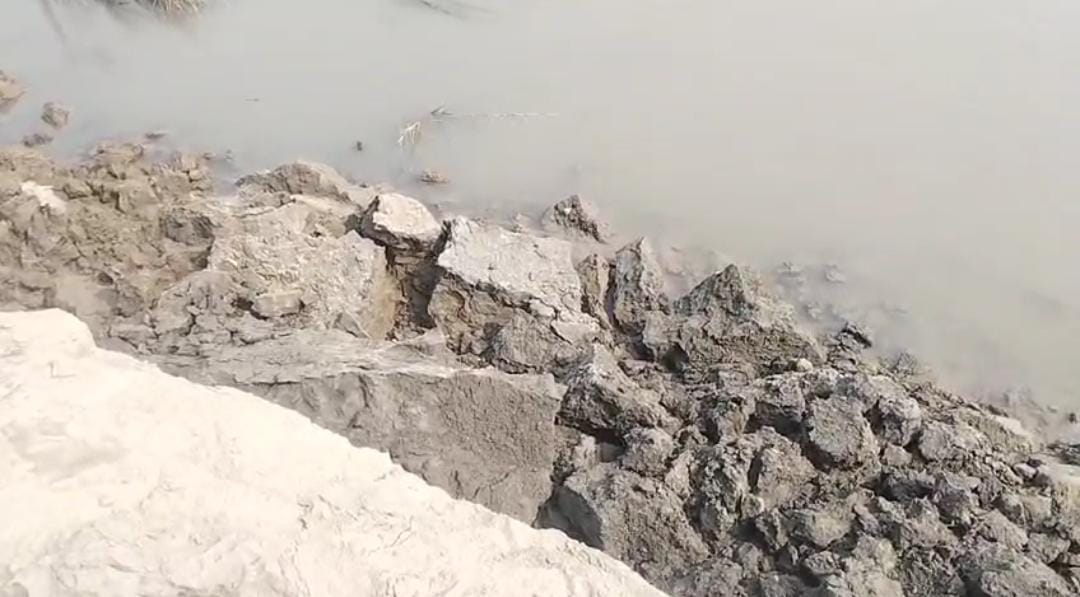 কালিন্দী নদী পাড়ের বিস্তীর্ণ এলাকা জুড়ে ভাঙন , আতঙ্কে গোটা এলাকার মানুষ