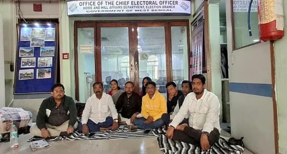 ডেপুটেশন নিতেই হবে , CEO দফতরের সামনে রাতভর ধর্নায় BLO আধিকারিকরা