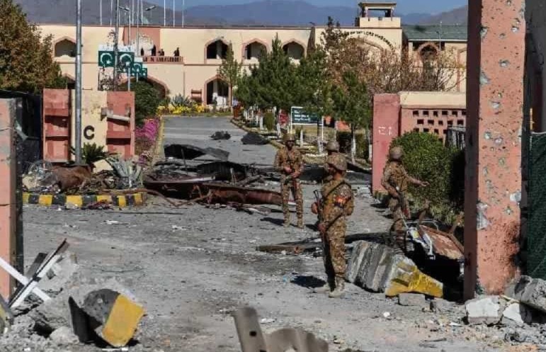 রাতের অন্ধকারে আফগানিস্তানে বিমান হামলা পাকিস্তানের, মৃত ৯ শিশু সহ ১০