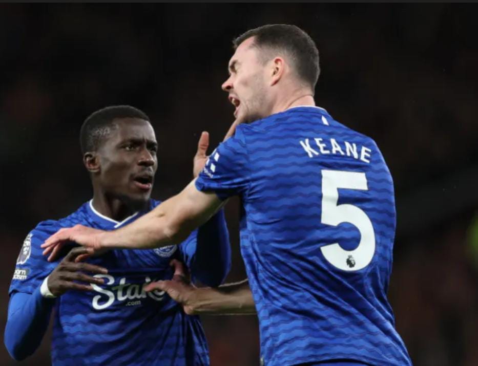 প্রিমিয়ার লিগ , সতীর্থকে চড় মেরে লাল কার্ড , দশজনের এভারটনের কাছে হার ইউনাইটেডের