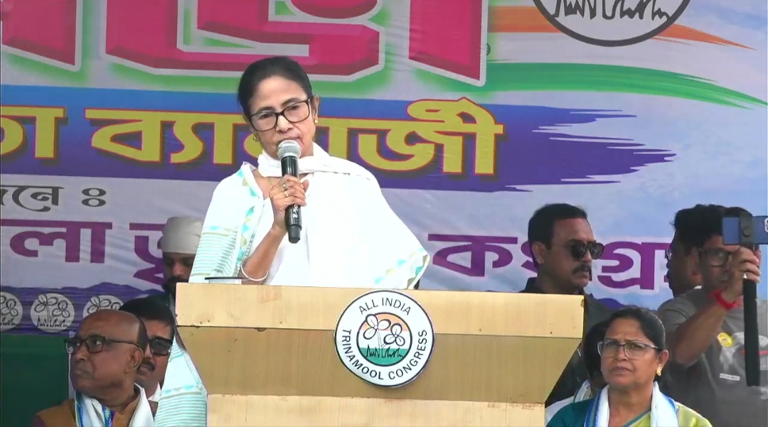 বীরভূমে জন্মেছি, নাহলে আমাকেও বাংলাদেশি বলত,  মতুয়াগড় থেকে কমিশনকে তোপ মমতার