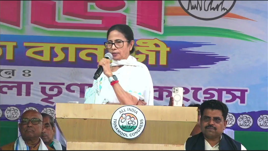 আমাকে আঘাত করলে দেশ কাঁপবে , বনগাঁ সভা থেকে বিজেপিকে তীব্র হুঙ্কার মমতার