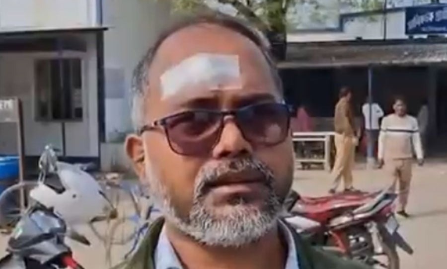 ছাত্রীদের অশ্লীল মন্তব্য, প্রতিবাদ করতেই প্রধান শিক্ষককে বেধড়ক মারধরের অভিযোগ