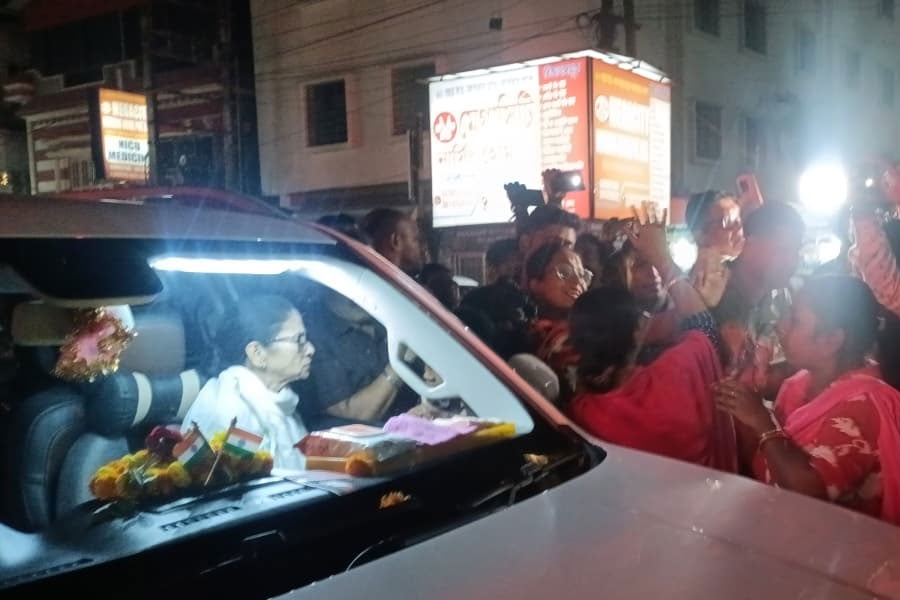 বারাসাত মর্গে মৃতের চোখ চুরি অভিযোগ , মুখ্যমন্ত্রীর কনভয় আটকে বিক্ষোভ পরিবারের