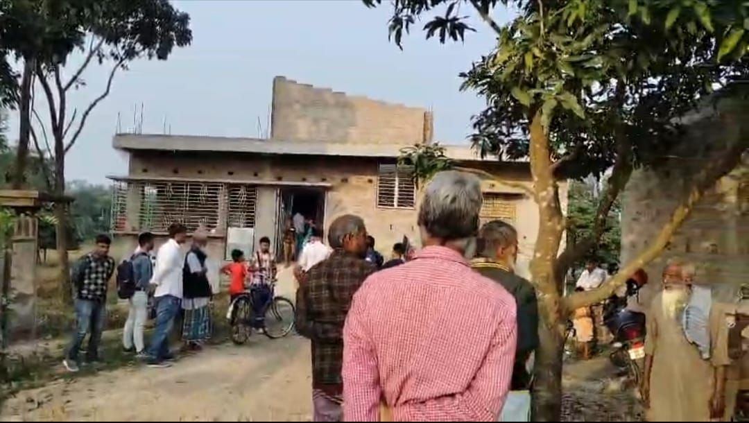 রাতের অন্ধকারে শিক্ষককে মাদক মামলায় ফাঁসানোর চেষ্টা , হাতেনাতে ধরা পড়তেই সাসপেন্ড ২ পুলিশ কর্মী