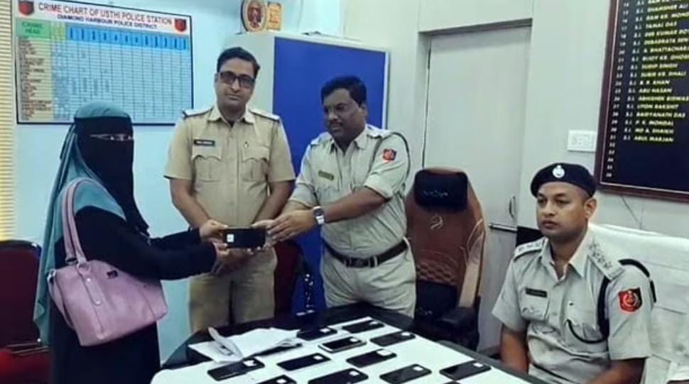 খোয়া যাওয়া মোবাইল ফেরত পেল ৫০ জন, উস্তি থানার পুলিশের প্রশংসায় স্থানীয়রা