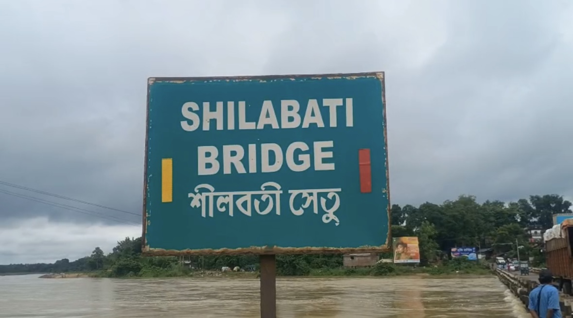 সেতুর উপর দিয়ে বইছে জল, যোগাযোগ ব্যবস্থা ভেঙে পড়ল বাঁকুড়ায়