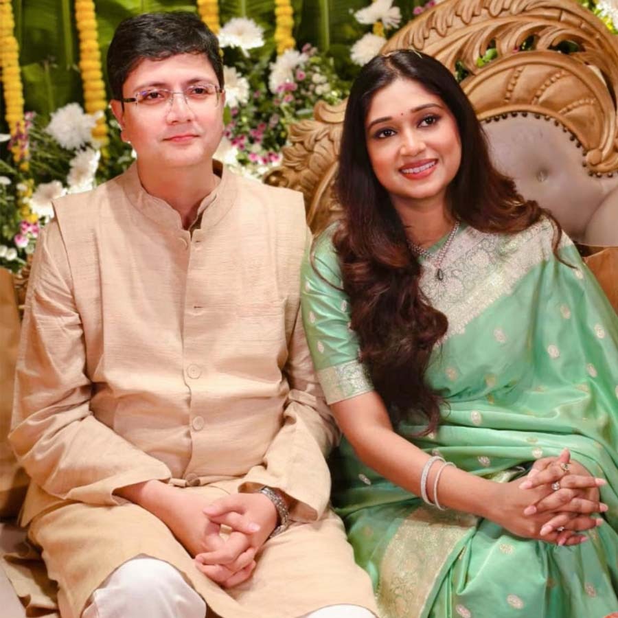 একমাসের সম্পর্কে স্বীকৃতি , গাঁটছড়া বাঁধলেন সঙ্গীতশিল্পী অন্তরা মিত্র