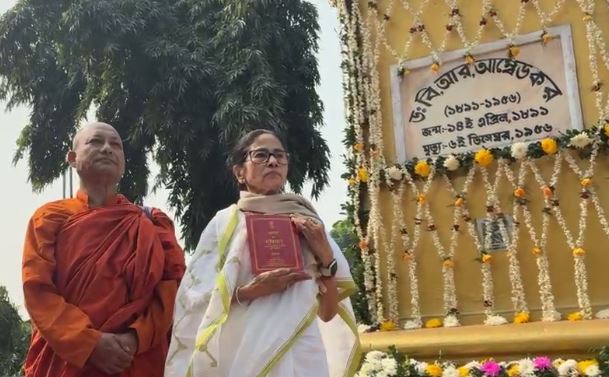 গণতন্ত্র বিপন্ন , ফেডারেল কাঠামোয় বুলডোজার , সংবিধান দিবসে বিজেপিকে নিশানা মমতার