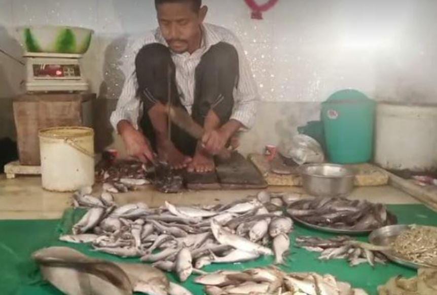 বিয়ের মরশুমে মাছ বাজারে হাহাকার , মাথায় হাত ব্যবসায়ীদের