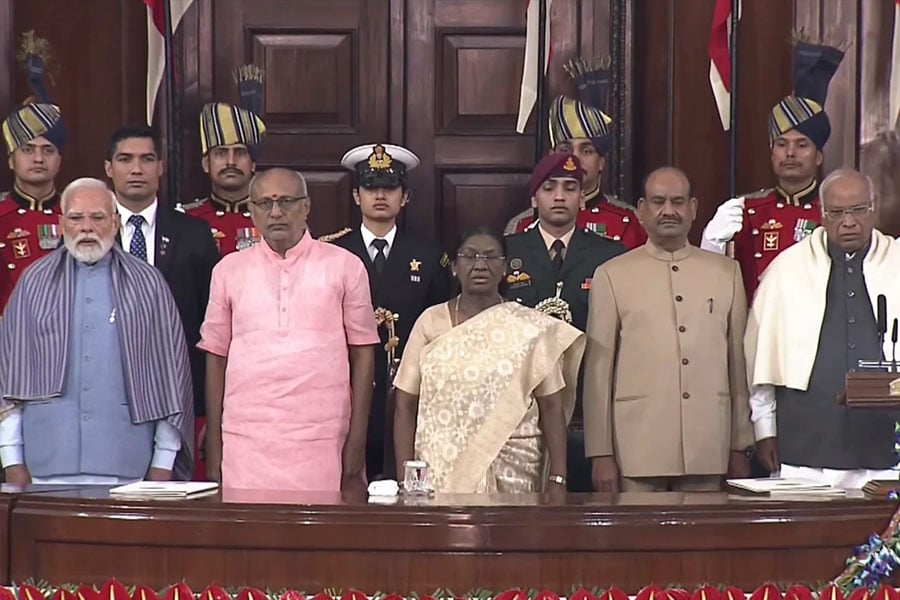 সংবিধান দিবসে বড়সড় উদ্যোগ কেন্দ্রের, কাশ্মীরি ভাষায় নয়া সংস্করণ প্রকাশ রাষ্ট্রপতির