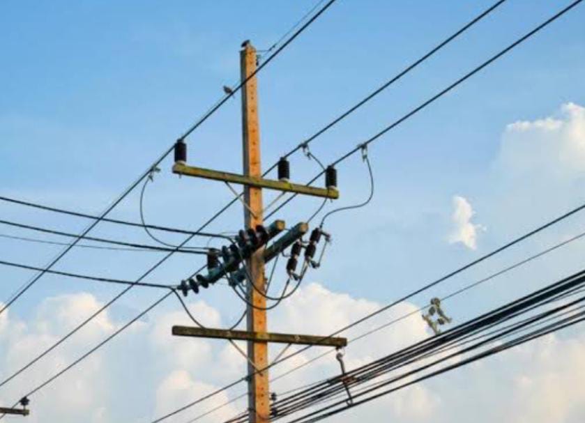 রাস্তা আটকে লাইট সারাই , প্রবল যানজটের জেরে সমস্যার মুখে শিলিগুড়িবাসী