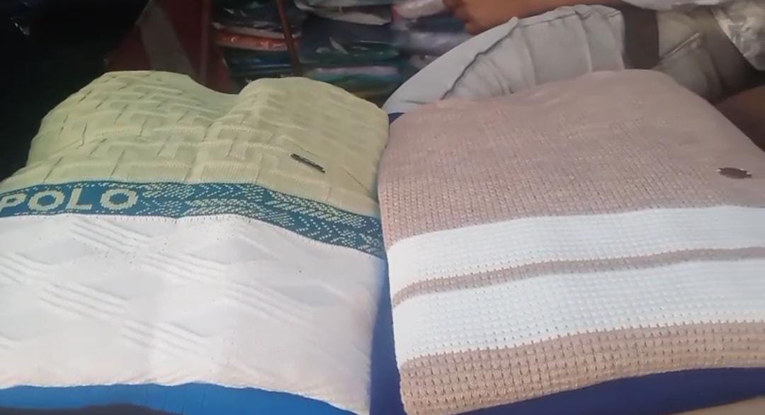 নভেম্বরের শেষে শীতের হাওয়া , বিধান মার্কেটে বেড়েছে গরম পোশাকের চাহিদা