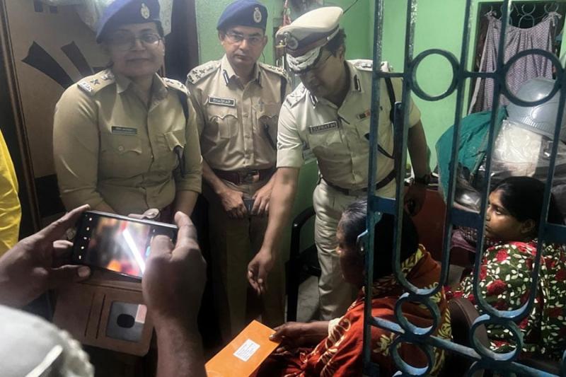 মুখ্যমন্ত্রীর প্রতিশ্রুতি পূরণ , বারাসতের মৃত যুবকের মাকে চাকরি দিল রাজ্য