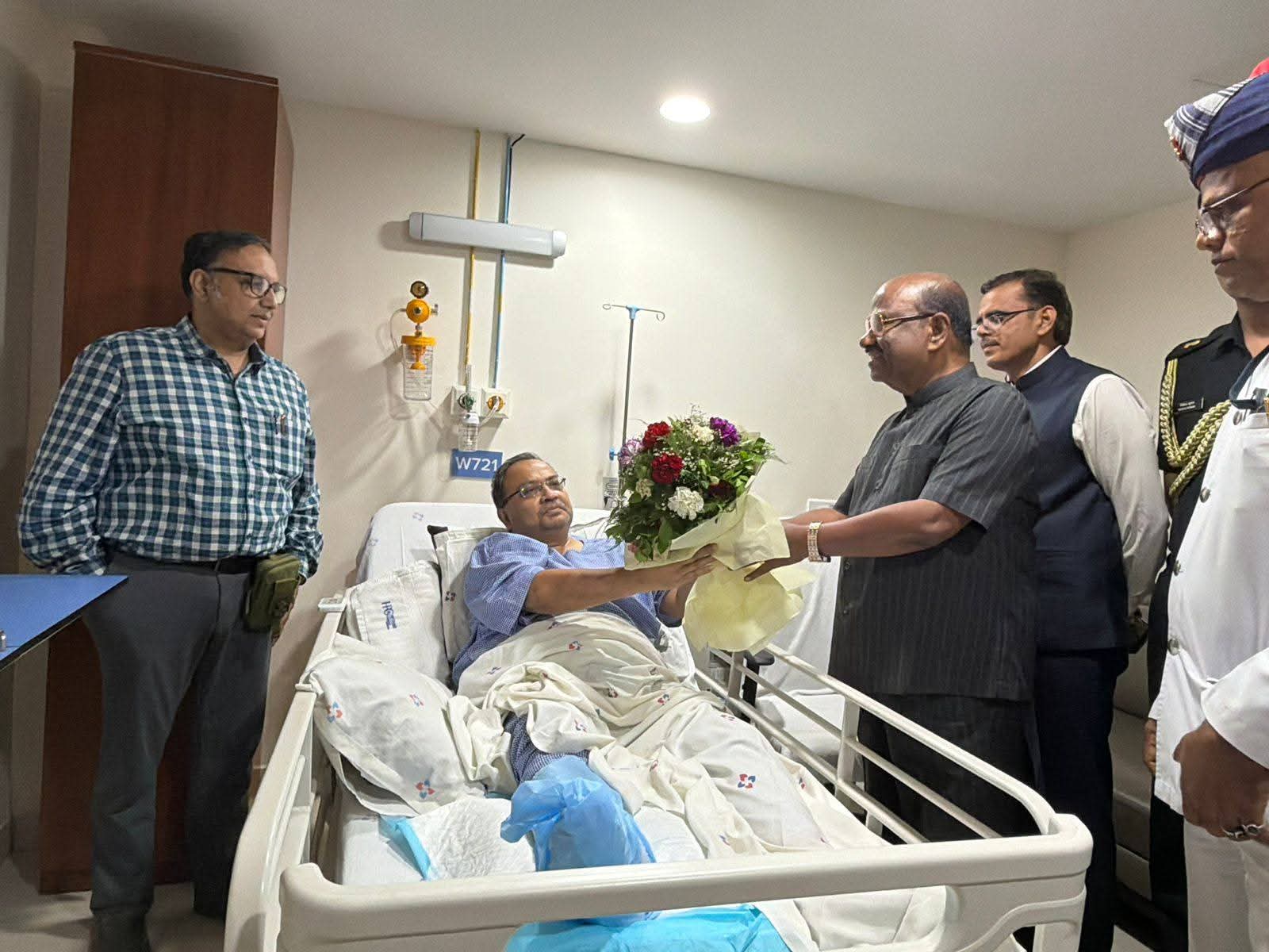 অস্ত্রোপচারের পর কুণাল ঘোষকে দেখতে হাসপাতালে রাজ্যপাল, দ্রুত আরোগ্য কামনা