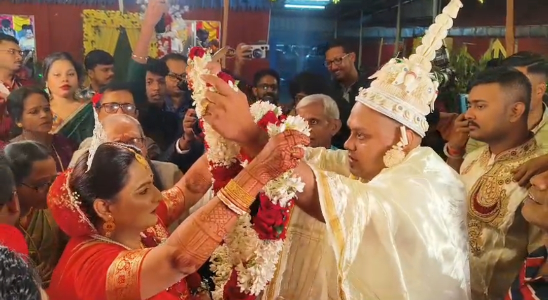 মুন্ডন শপথ থেকে মালাবদল, বিয়ের পিঁড়িতে বিজেপি নেতা কৌস্তুভ বাগচি
