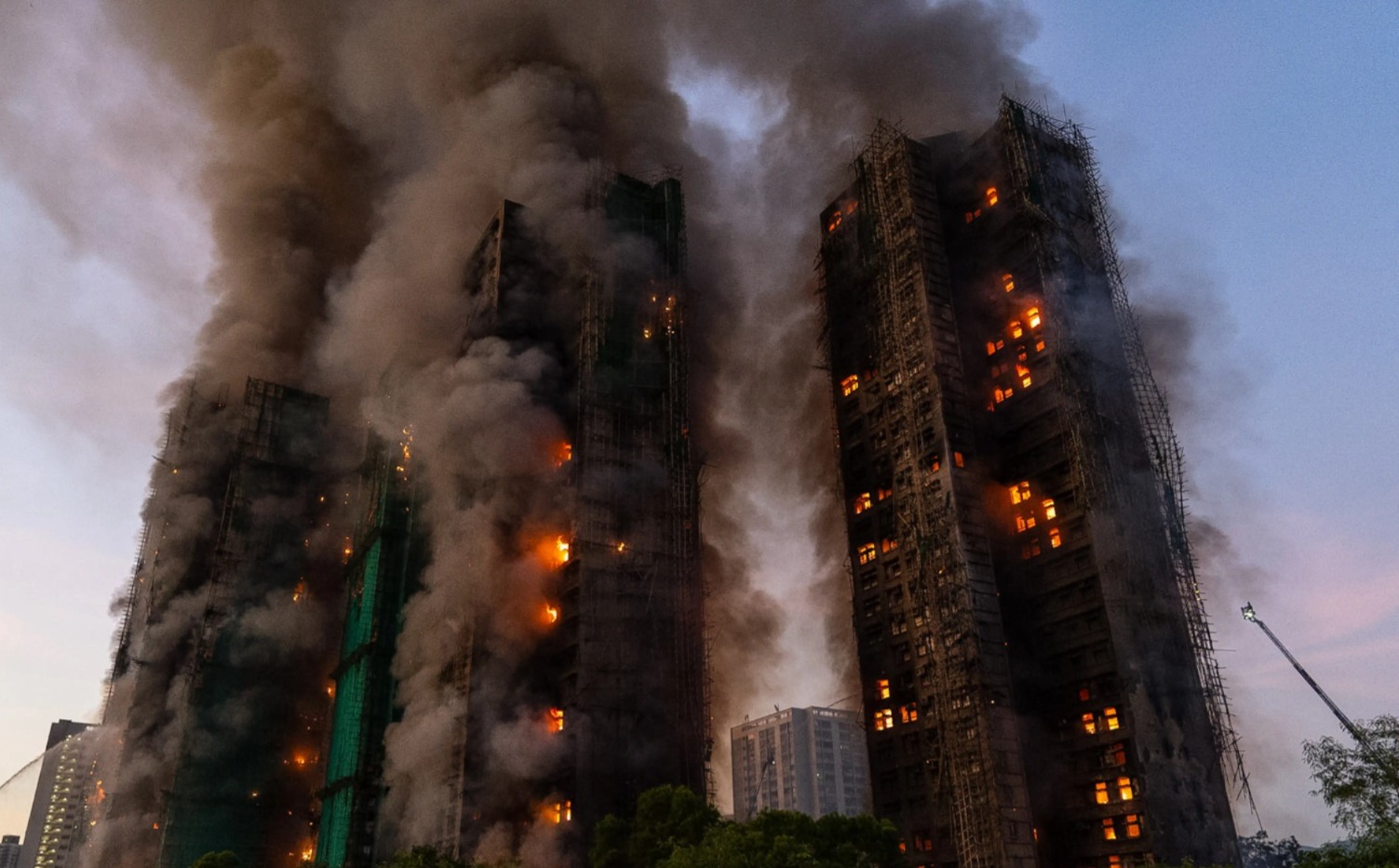 বিধ্বংসী আগুন হংকংয়ের ৭ টি বহুতলে, মৃতের সংখ্যা বেড়ে ৩৬