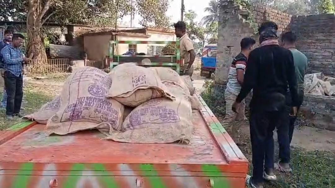 জঙ্গলের রাস্তায় রেশনের চাল পাচারের চেষ্টা , গ্রামবাসীর তাড়ায় মোটর ভ্যান ফেলেই চম্পট দুষ্কৃতীদের
