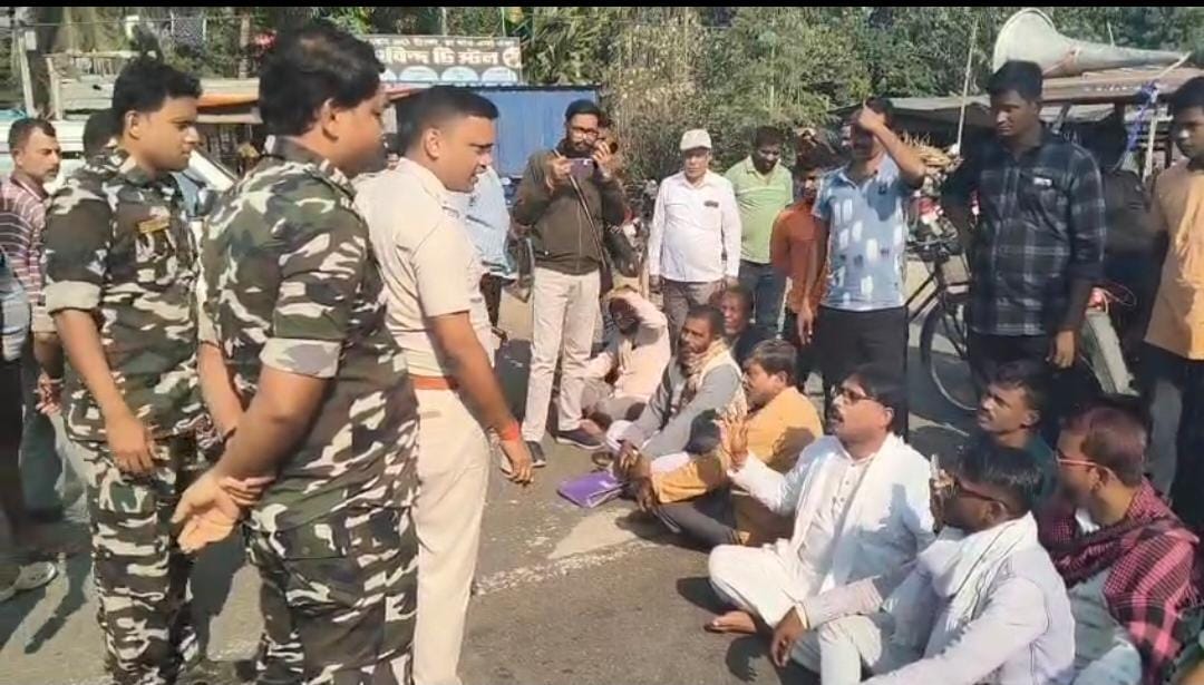 ব্রিজ নির্মাণে কোটি টাকার দুর্নীতির অভিযোগ , জাতীয় সড়ক অবরোধে নাগরিক মঞ্চ