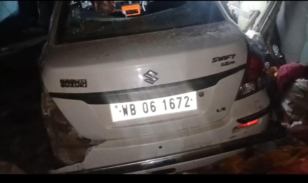 মদের নেশায় বেপরোয়া গতিতে বাড়ির ভিতরে গাড়ি , আহত ৪